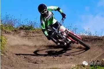 在长下坡路段控制车速最安全做法,下坡请注意小技巧