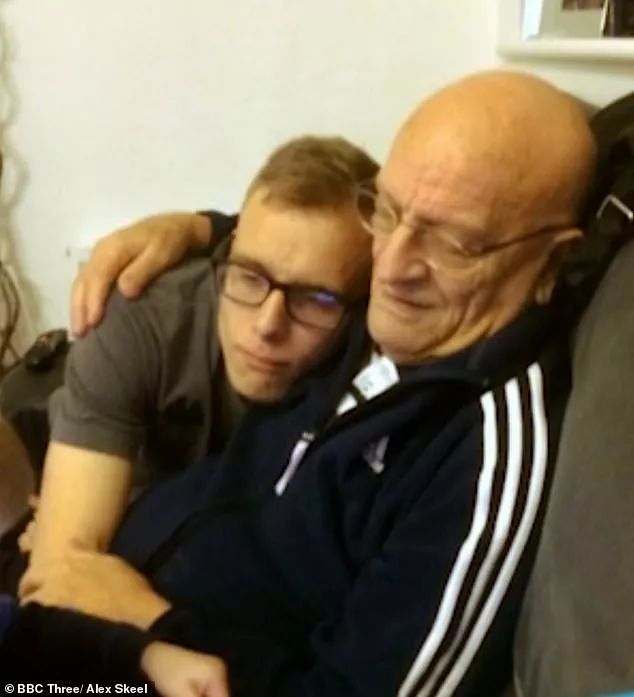 22岁女孩遭教练虐待,足球队员被教练虐待