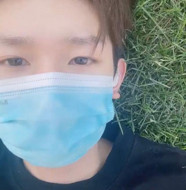 王源休息时的照片,王源侧躺视频第一视角