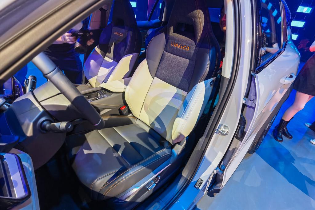 汽车玻璃膜贴中隐还是高隐好视频,汽车玻璃膜是在里边贴还是外边贴