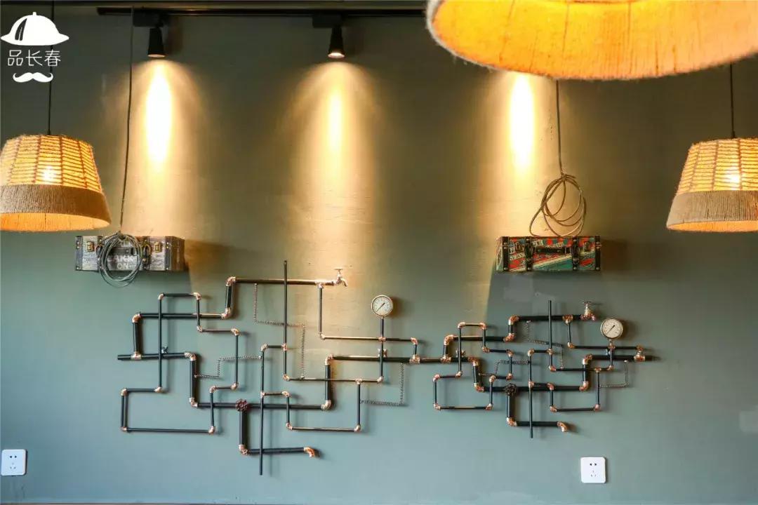 这家餐厅居然用外国大帅哥来吸引顾客