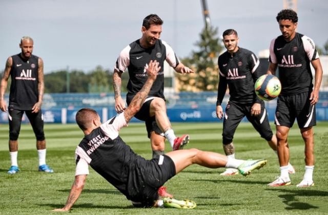 C罗粉丝+梅西迷弟，巴黎第一身价球员和梅西一起训练，疯狂夸赞