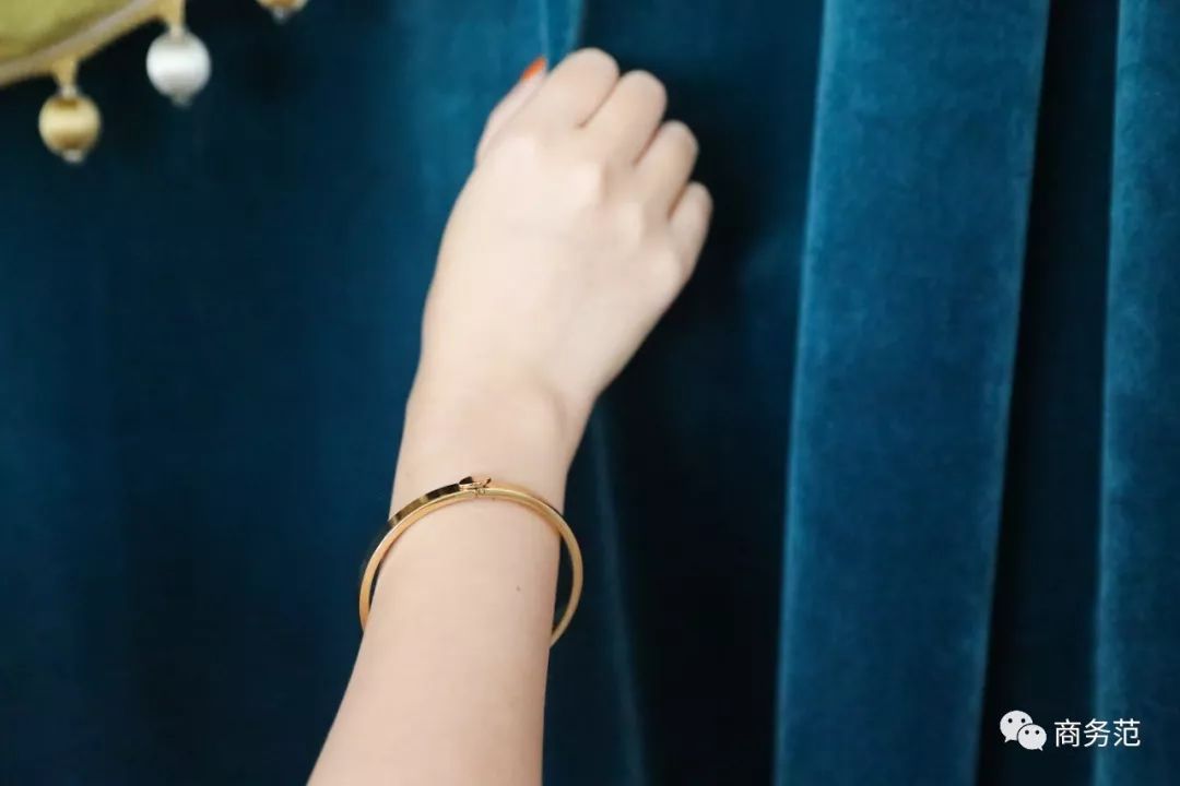 瑞典皇家配饰品牌，几百块戴出万元质感，金色手镯男女戴都好看
