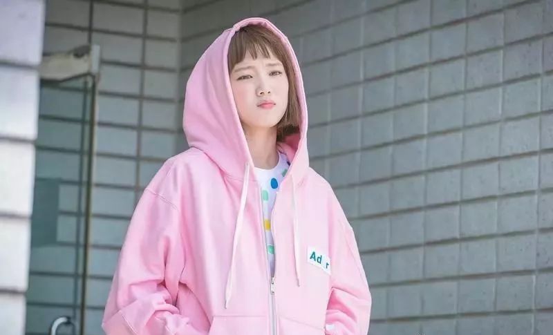 这件卫衣让你整个冬季走路带风,杨超越、宋祖儿都被种草了