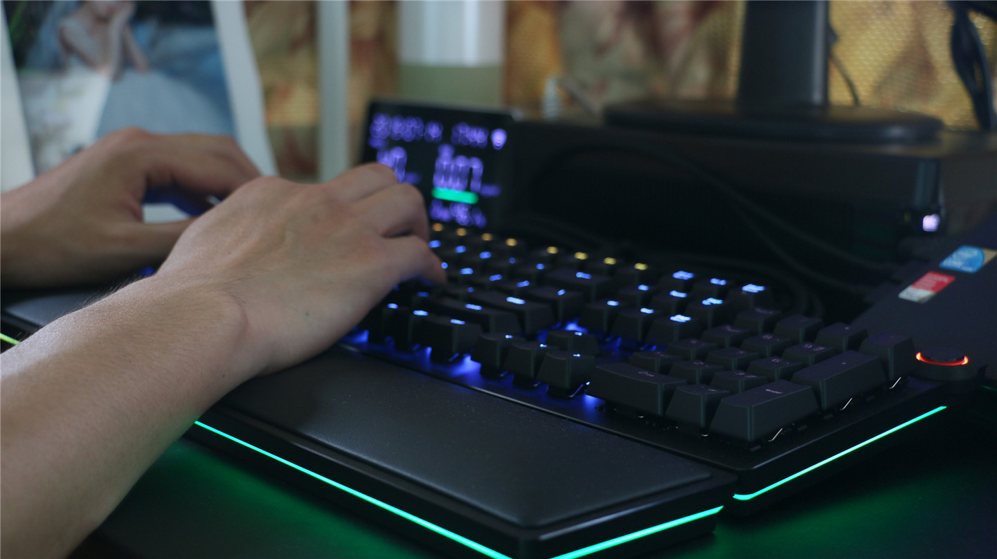 雷蛇猎魂光蛛粉晶键盘测评,雷蛇键盘猎魂光蛛v2线性轴评测