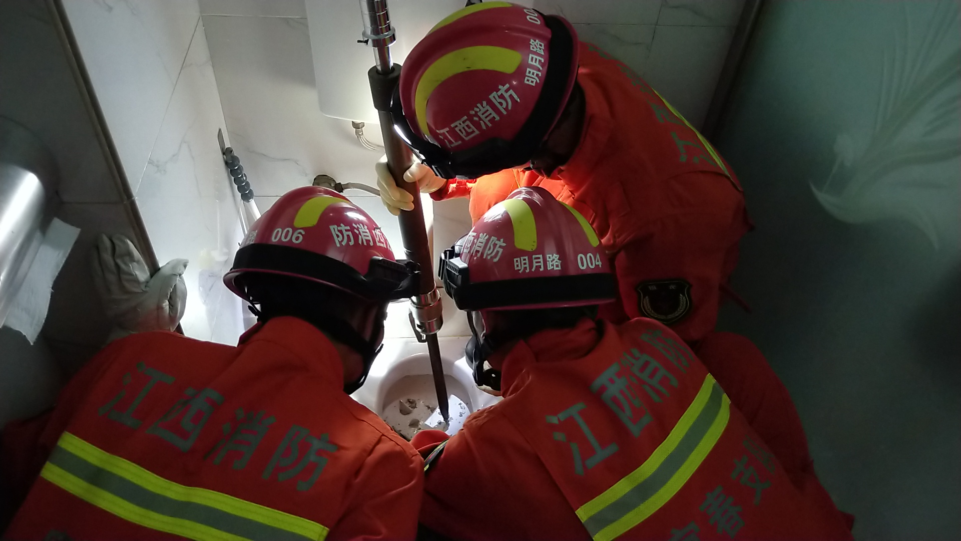 百岁老人被卡马桶消防10分钟救出,七旬老人被卡一夜消防员钻墙缝救