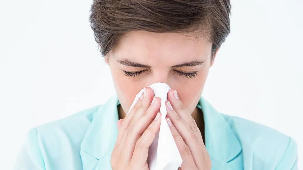 天气干燥怎么预防流鼻血,天气热流鼻血的正确治法