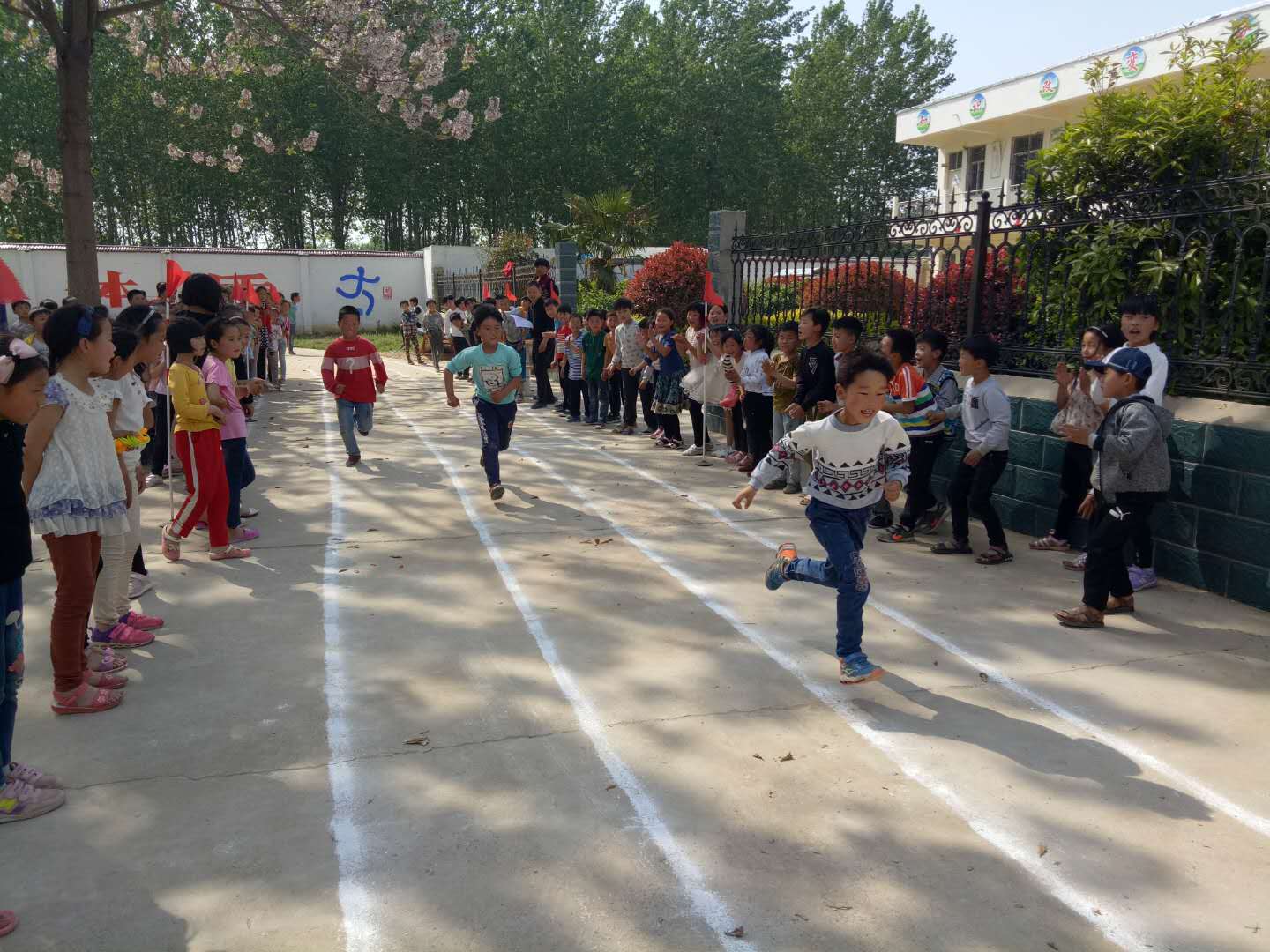 三下第二单元放风筝看图写话,二年级看图写话放风筝200字例文