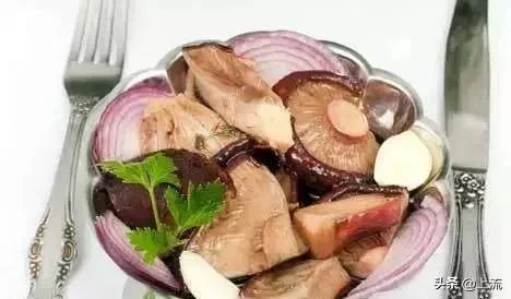 为啥俄罗斯大汉总是背着老婆钻树林？