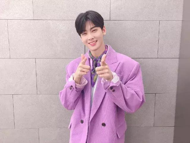 吴青峰李宇春同款雨衣,吴青峰代言的潮牌