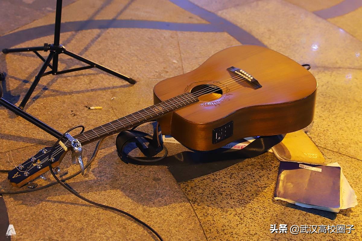 武汉光谷路人唱歌,武汉光谷街头艺人唱的歌