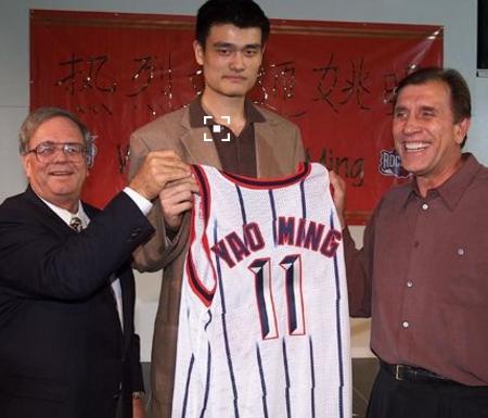 姚明十佳球残暴,姚明巅峰时期打爆热火三巨头