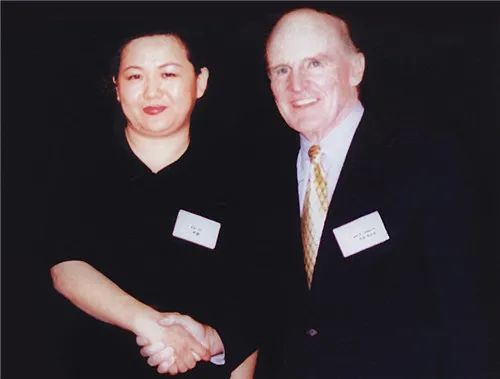 从容处事大爱情怀的女企业家——卢丽