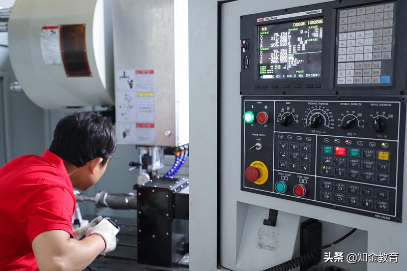 男生大专学什么专业最好有前途,男生大专就业前景最好的十大专业