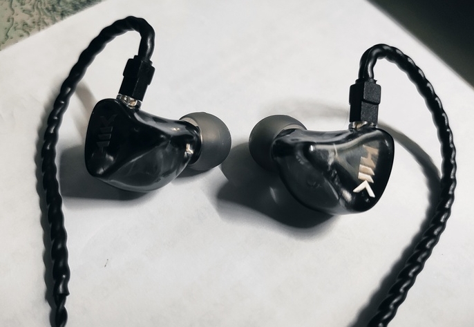 蓝牙耳机音质比一般入耳耳机差,无线蓝牙耳机与有线耳机音质谁好