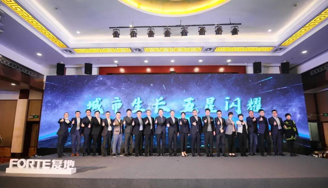 五星闪耀照亮蜂巢城市