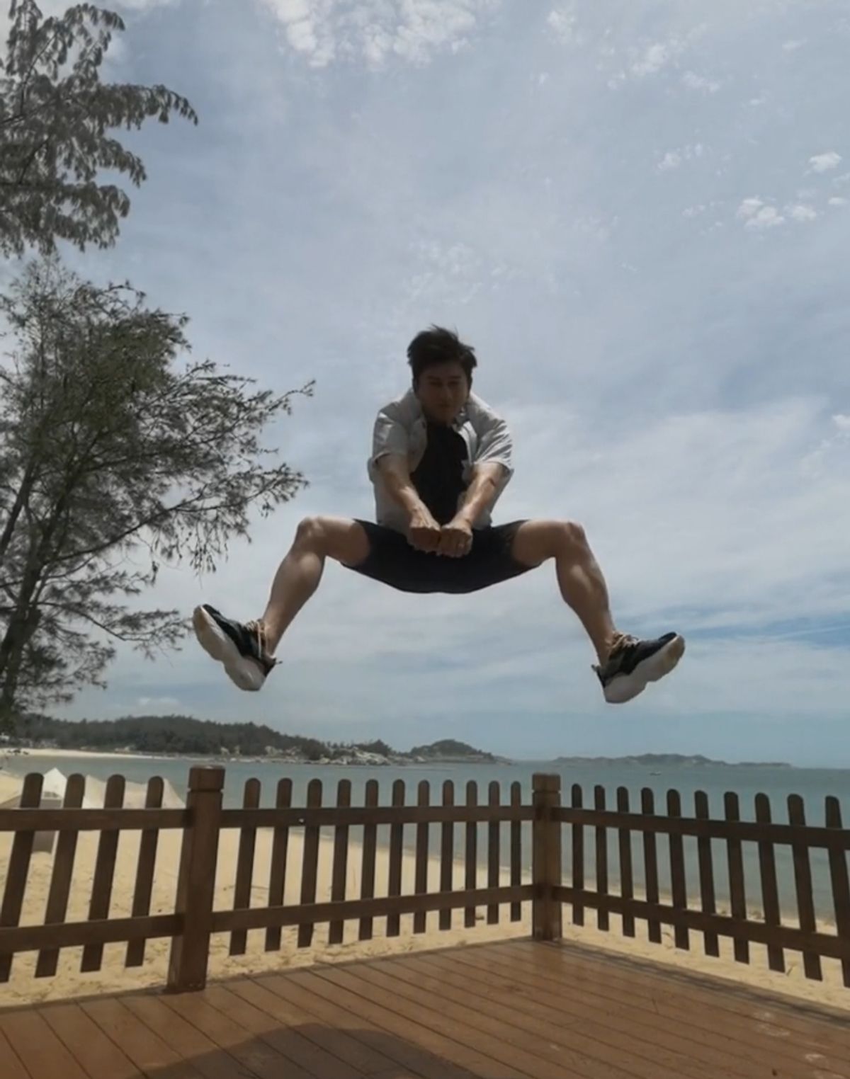 50岁的吴奇隆有多灵巧,52岁吴奇隆空中一字马