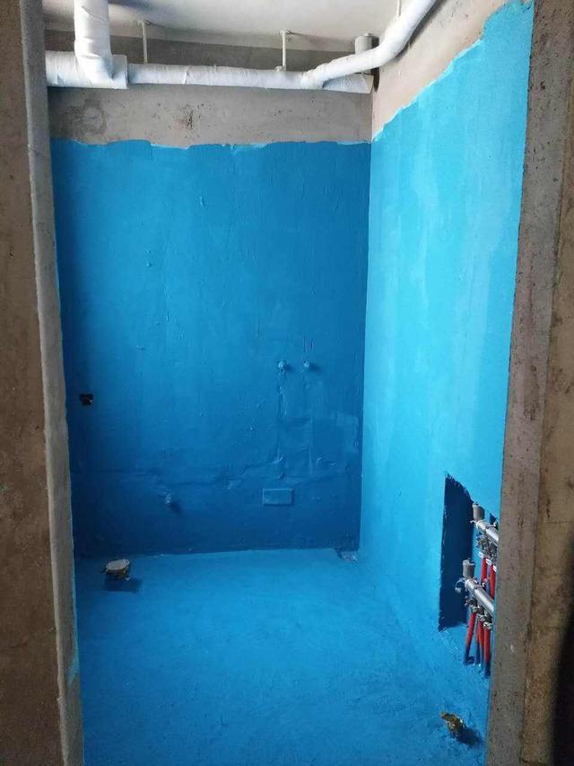 师傅说防水做太高会掉砖,师傅说防水不做到顶