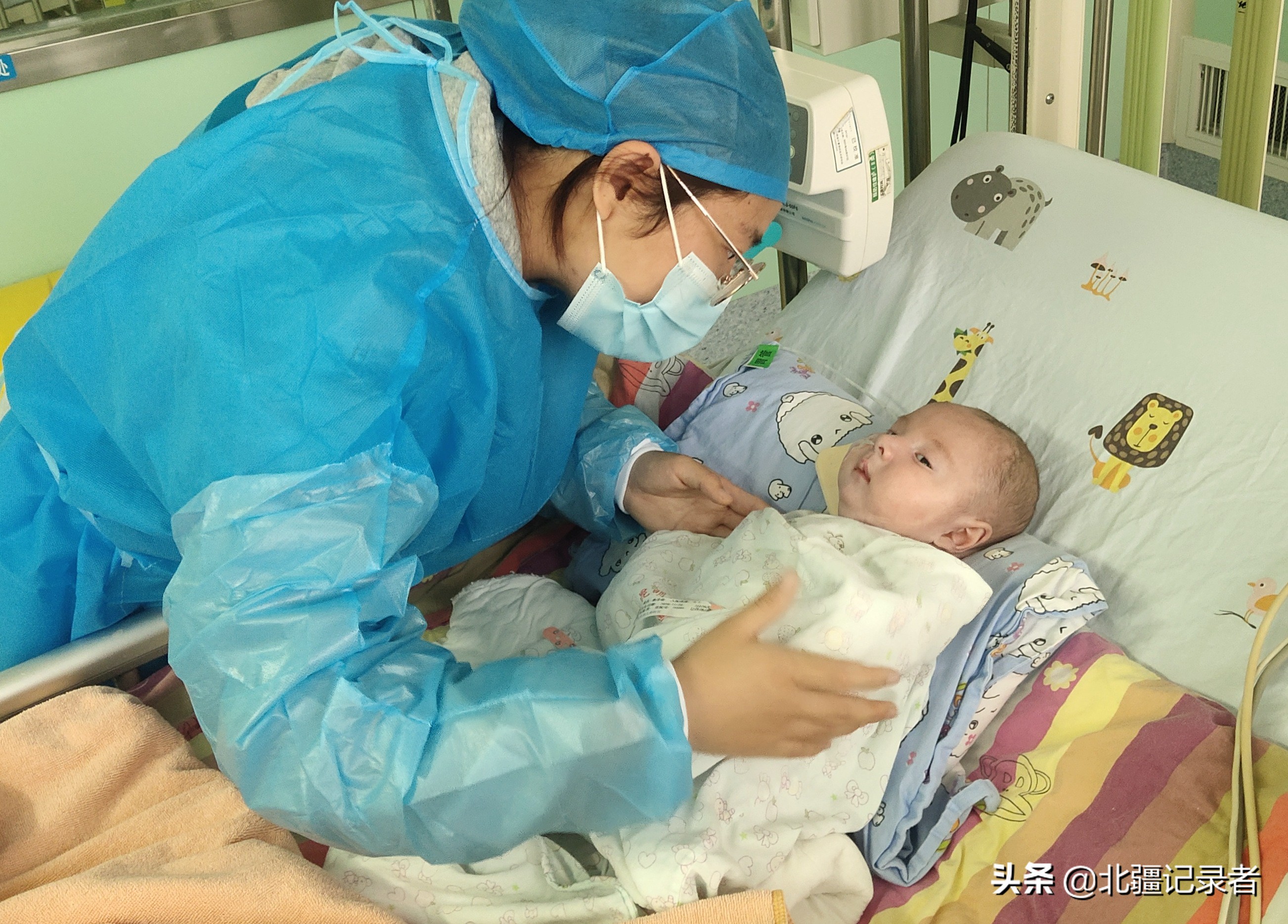 刚出生婴儿从鬼门关救回,宝宝一出生就被抢救