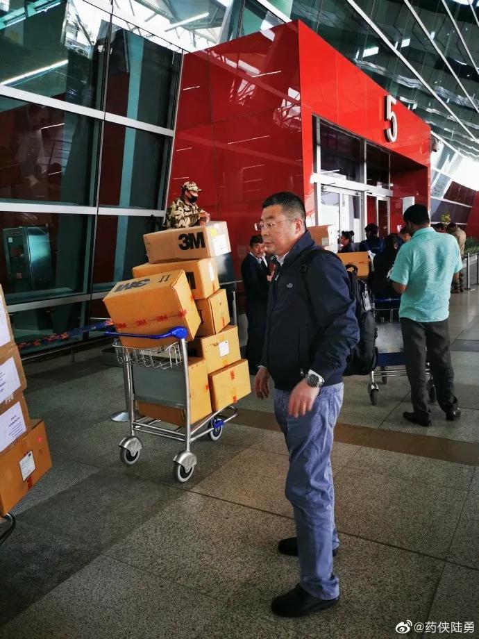 药神陆勇又去了印度，这次他运回的是20万只口罩