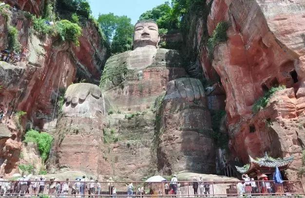 乐山大佛为何不属于石窟,乐山不止有大佛还有美食