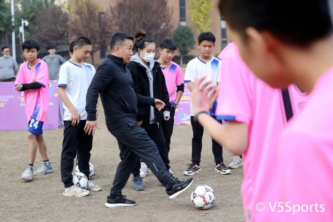 中国足协“梦想中国”公益行走进武汉市第一聋哑学校