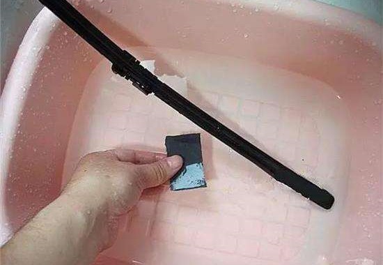 汽车雨刮器往上刮异响,雨刮器刮不干净一招帮你解决