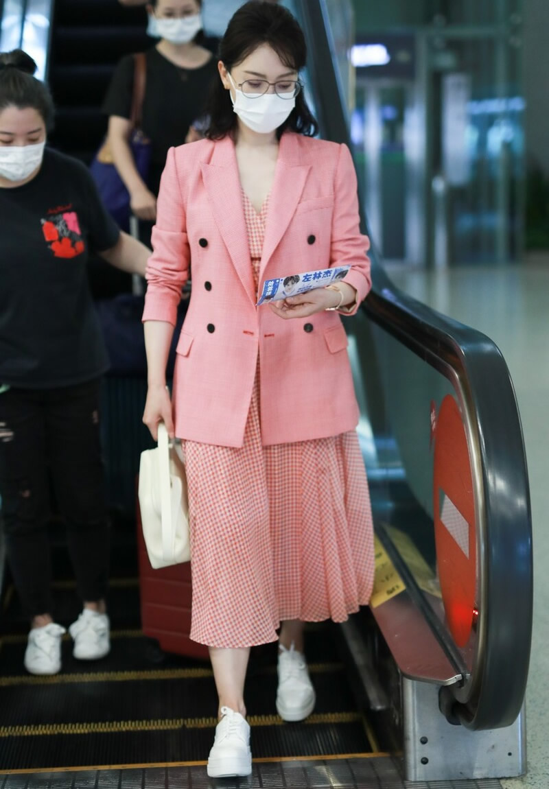 这些颜色搭配让你穿起来高大尚,粉红色服装好看