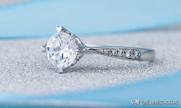 结婚的戒指是谁给谁买的,结婚时男士的婚戒是由谁买