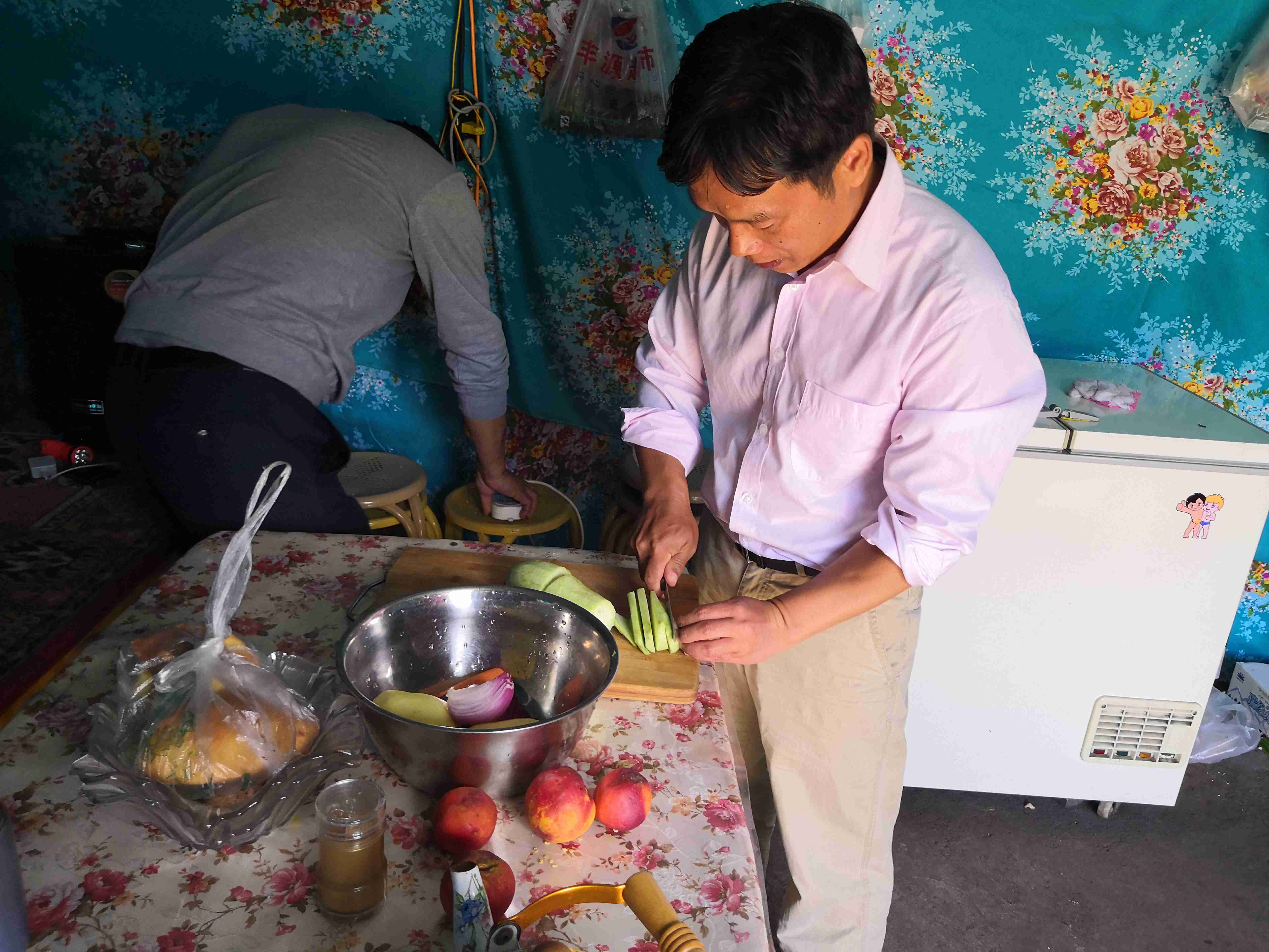 与*疆新**旅店老板共餐，直夸我土豆丝炒的好吃，后请我吃羊肉大餐