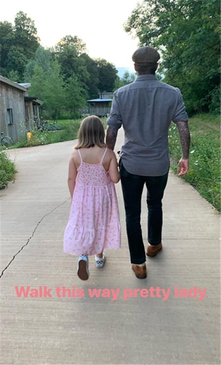 小七又胖了！圆滚滚的七公主和爸爸踢球，辣妈贝嫂给她恶补名媛范