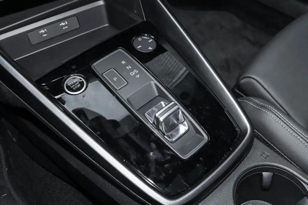 精神小伙喜提新车,精神小伙喜提比亚迪f3