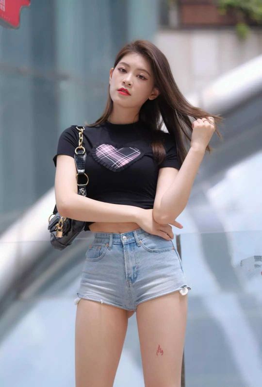 时尚牛仔裤穿搭街拍,夏季牛仔裤时尚穿搭街拍