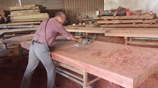 暗访东莞天价大板生产基地,原料全是称斤烂木头,富豪还排队来买