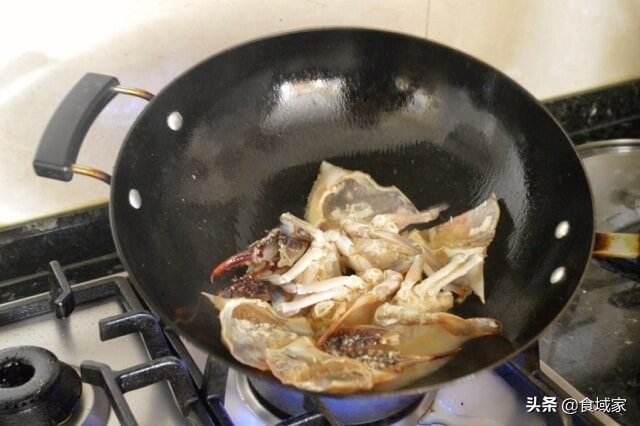 葱姜炒螃蟹虾的家常做法,炒葱姜螃蟹的家常做法