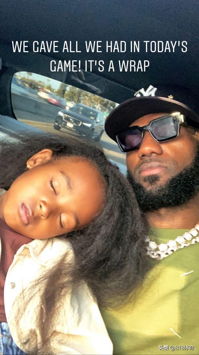 詹皇祖孙3代共进晚餐！开2瓶葡萄酒庆祝，餐后陪老丈人打扑克不来钱