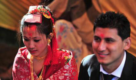 大喜之日，新娘和新郎看到这东西竟然打了起来，到底为什么呢？