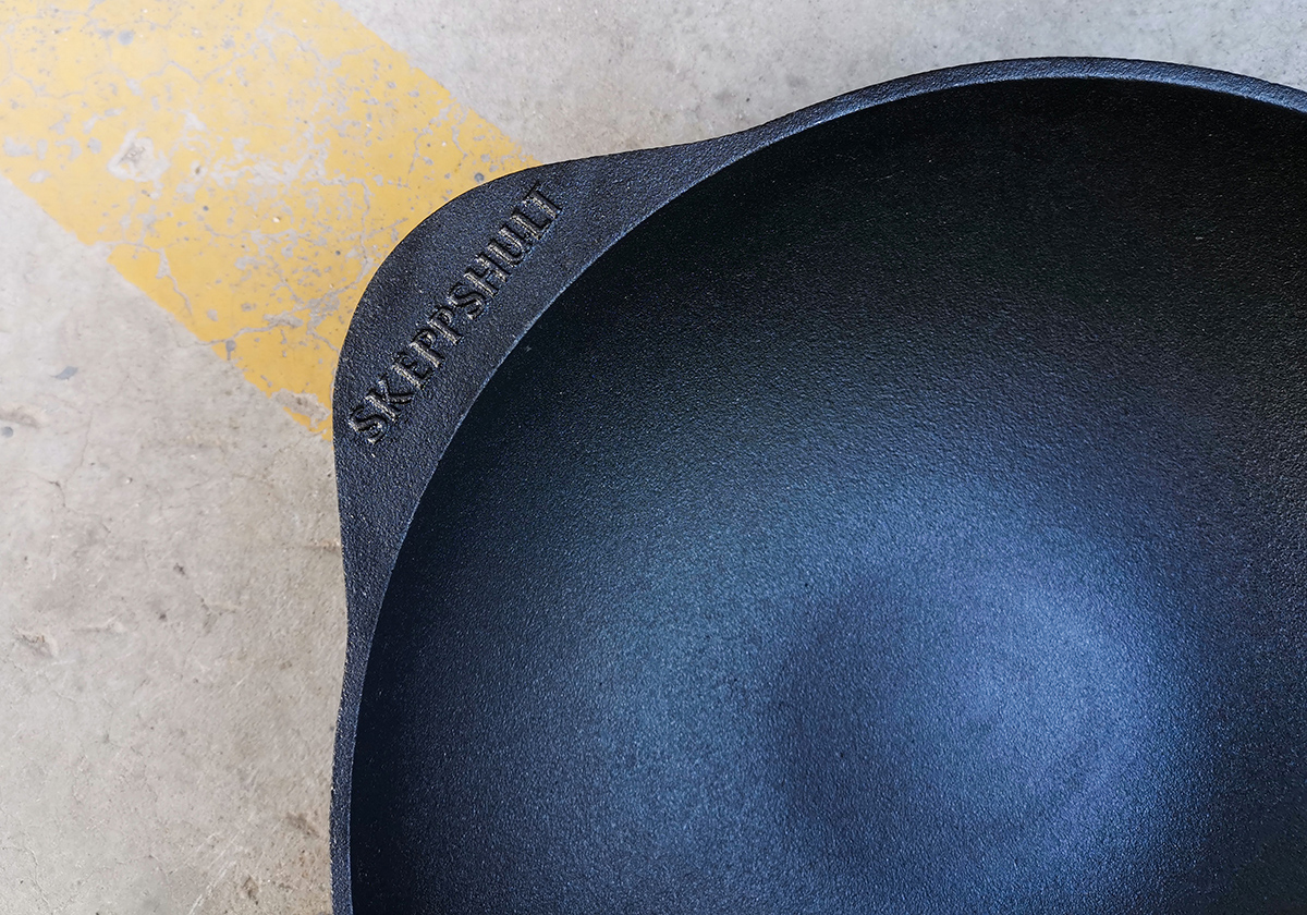 瑞典造的千元铁锅，重4.2公斤，百年核桃木握把，管用一辈子