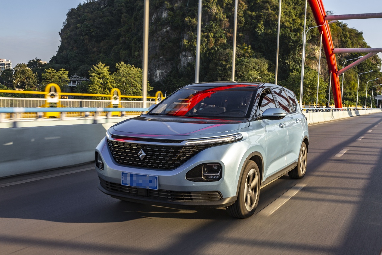 习惯了微信秒回的你该配一台怎样的家用车？RM-5语音发微信了解下