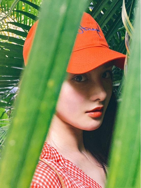 彭小苒红衣服搭配,彭小苒穿搭点评