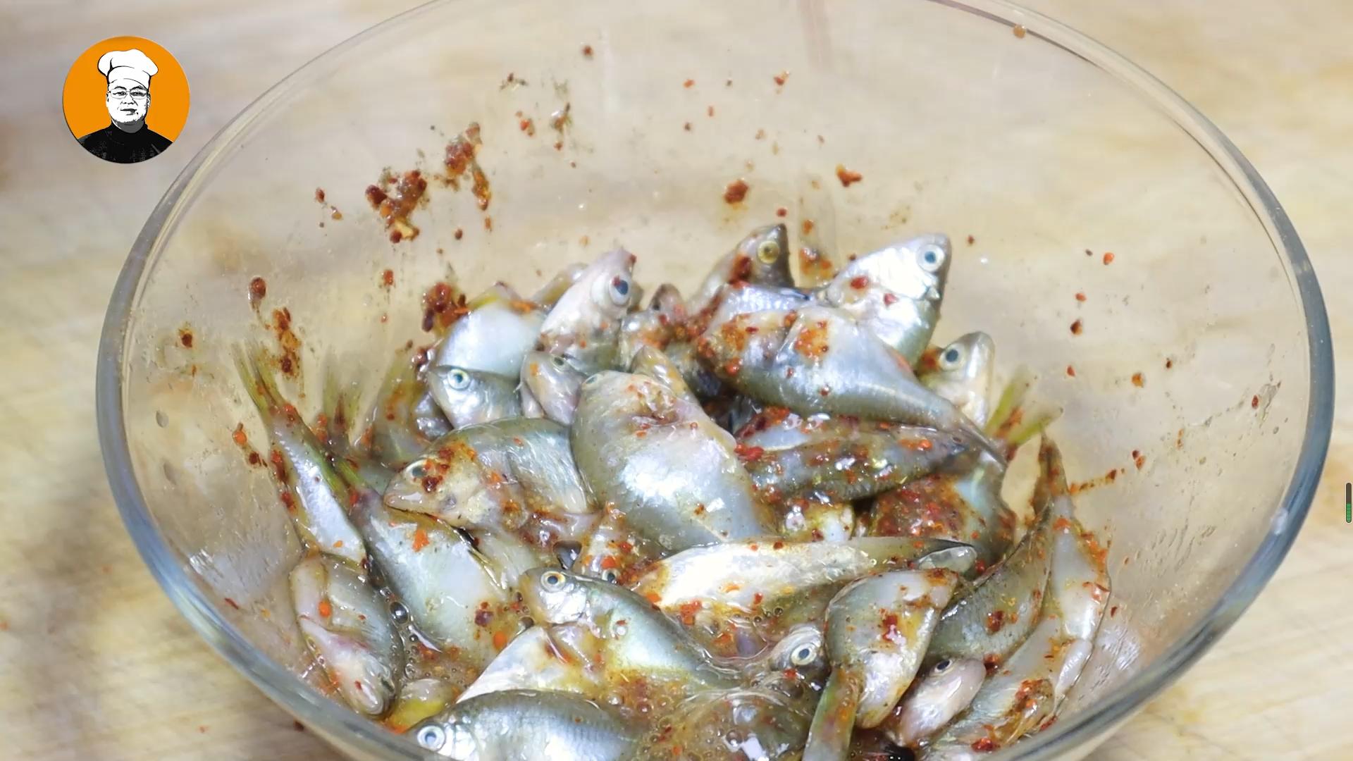 炸鱼怎么裹面粉,炸鱼的时候裹淀粉好还是裹面粉好