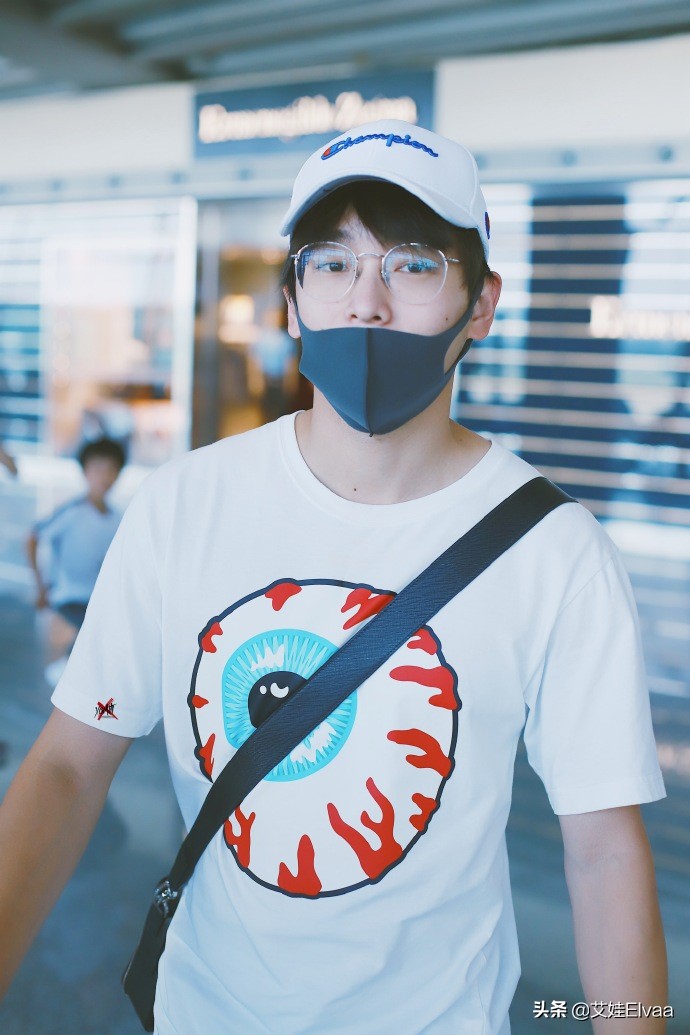 彭昱畅帅气穿搭,彭昱畅瘦回颜值巅峰白色头发