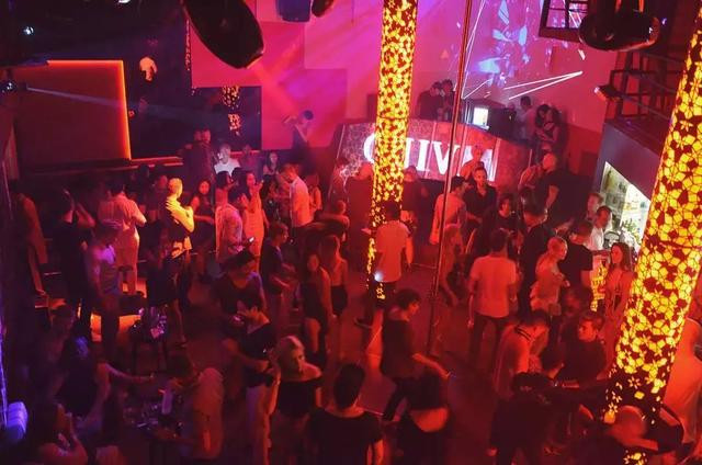 他在世界杯踢进一个乌龙球，致使国家队被淘汰！回国身中12枪而亡