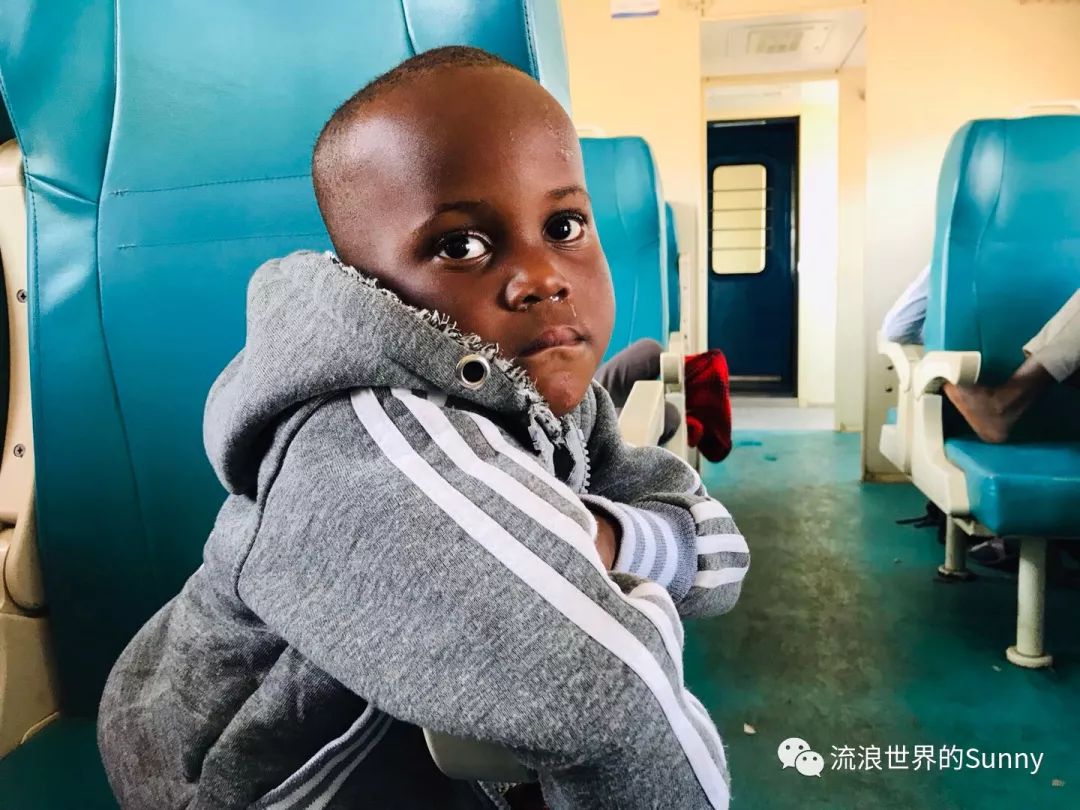 流浪非洲，乘坐中国援建火车去赞比亚，满满的亲切