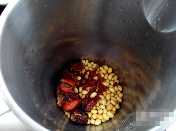 入冬后女人就要多喝它,冬天到了女孩喝点什么