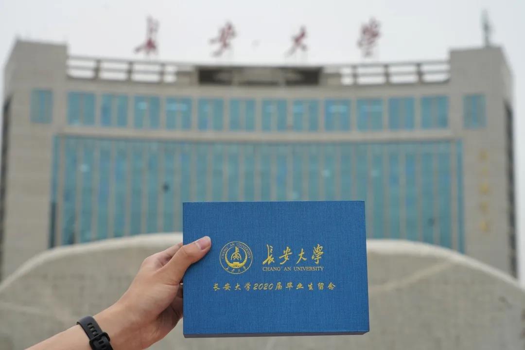 火了！陕西最豪华毕业礼物：水晶、合金珐琅独一无二定制，还刻有每个人名字！