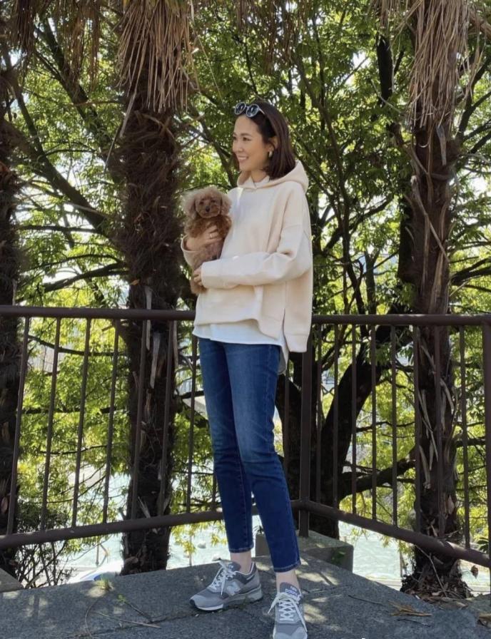 40岁女人穿卫衣怎么搭配才好看,四十岁女人穿大版卫衣怎么搭配