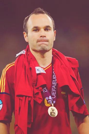 欧洲杯回眸伊涅斯塔,足球中场集锦伊涅斯塔