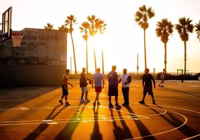 野球场篮球垫脚瞬间,野球场恶意垫脚集锦