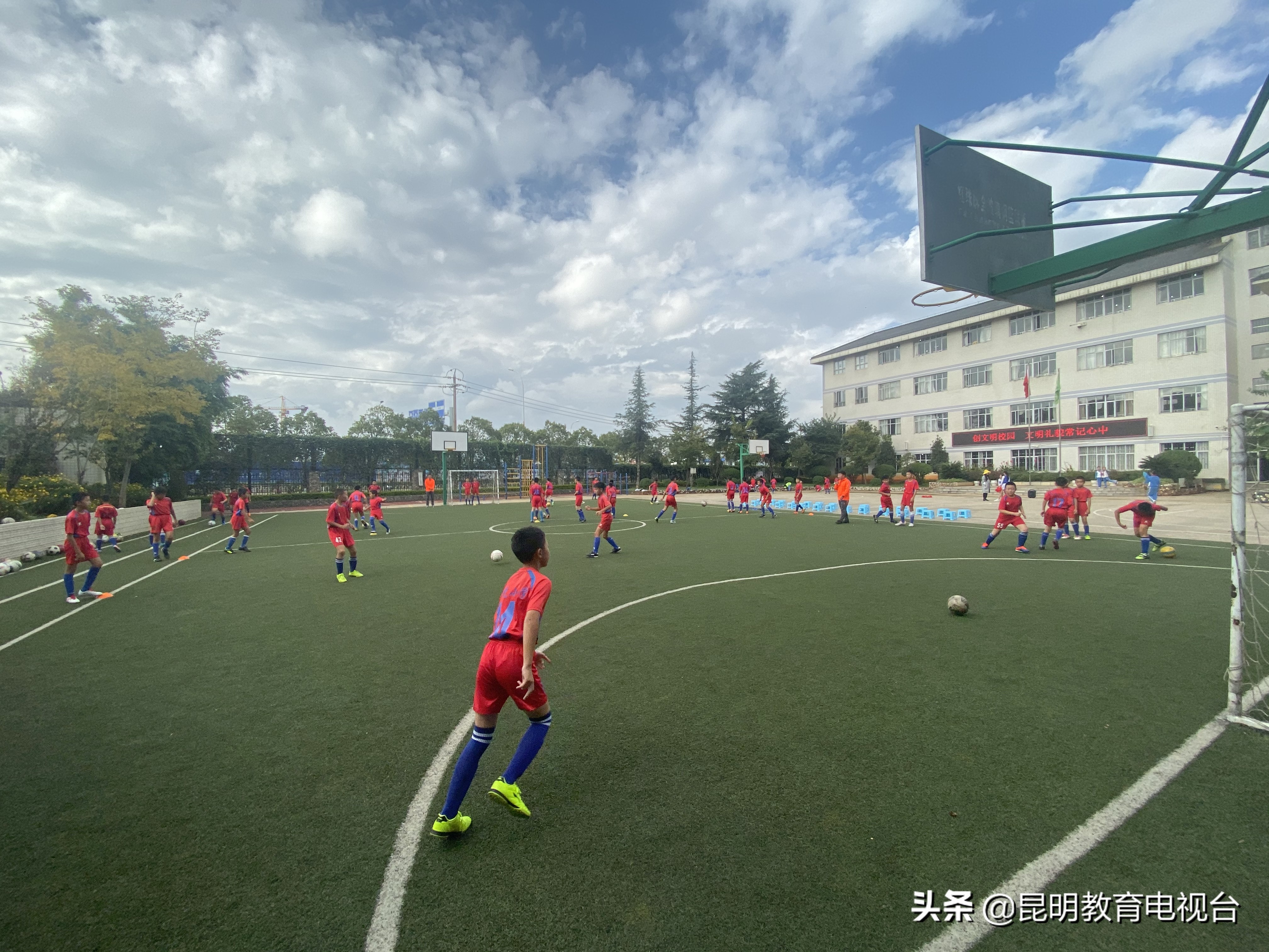 赞！西山区阳光小学打造足球特色校园